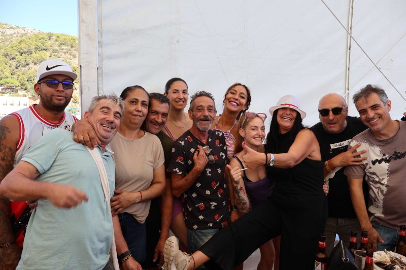 GALERIA DE FOTOS de l'estrene del BARET de les festes de DUANES: gran ambient, “botellins” a caixes i, a més… bous a la mar GALERIA DE FOTOS de l'estrene del BARET de les festes de DUANES: gran ambient, “botellins” a caixes i, a més… bous a la mar